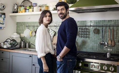 Programmi TV di stasera, martedì 9 aprile 2019. Su Canale5 Kasia Smutniak e Pierfrancesco Favino in «Moglie e Marito»