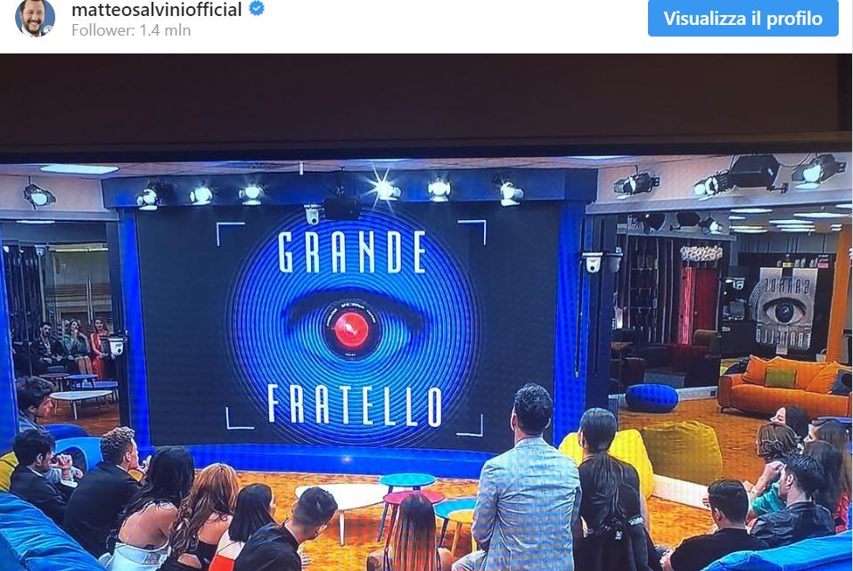 Salvini guarda il Grande Fratello durante l’incendio a Notre Dame. «Qualche minuto di relax»