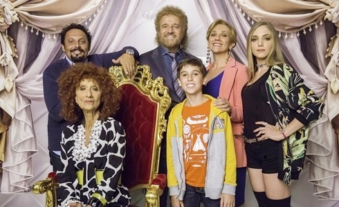 Programmi TV di stasera, venerdì 26 aprile 2019. Su Canale5 al posto di «Ciao Darwin» il film «Poveri ma Ricchi»