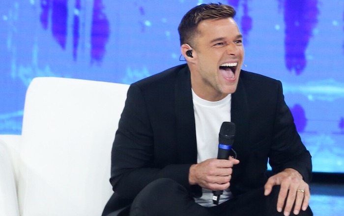 Amici: Ricky Martin non ci sarà sabato 27 aprile. Il talent in onda anche con il Ponte