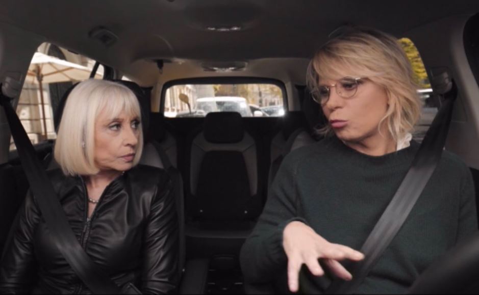 Programmi TV di stasera, giovedì 25 aprile 2019. Su Rai3 Raffella Carrà incontra Maria De Filippi