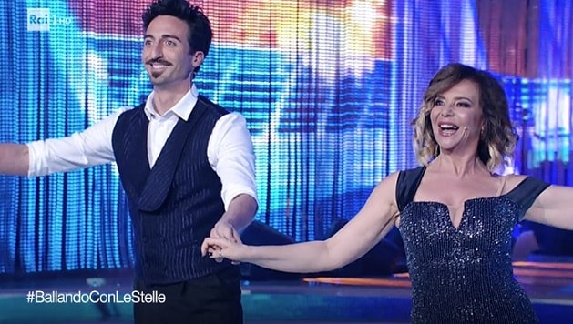 Ballando con le Stelle 2019, al ballottaggio Manuela Arcuri elimina Marzia Roncacci. Suor Cristina: «Non posso strusciarmi sul ballerino»