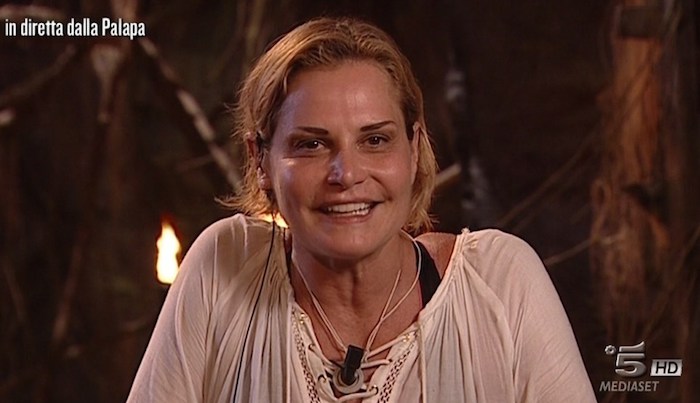 Simona Ventura demolisce Isola e Marcuzzi: «E’ stato fatto uno scempio, è diventata il Grande Fratello on the beach. Condurre non significa solo leggere il gobbo»
