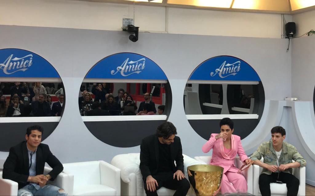 Amici 2019: la conferenza stampa finale in diretta. Maria De Filippi: «Le Girls di Mediaset? Fortissime, ho pensato a loro dopo che la Rai mi ha bloccato a Domenica In»