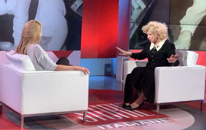 Storie Italiane, una voce a microfono aperto sfotte Sandra Milo mentre piange per i figli: «Che attrice!»