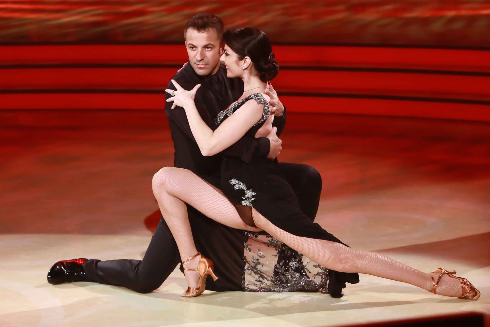 Ballando contro Amici: Carlucci risponde al parterre di ospiti della De Filippi con Del Piero ballerino per una notte