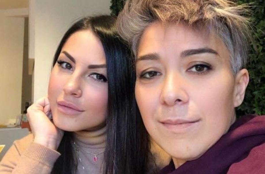 Dagospia lancia la bomba: “Eliana Michelazzo e Pamela Perricciolo sono lesbiche, sono state insieme per anni, vivono insieme e hanno gestito i finti profili per ricattare star, starlette e politici. Simone Coppi nacque per coprire la bruciante sconfitta a Uomini e Donne e l’amore saffico”
