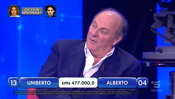 Gerry Scotti, gaffe ad Amici: «Alberto lo ricordo da bambino nel mio programma». L’allievo: «Io ho fatto Ti lascio una Canzone»