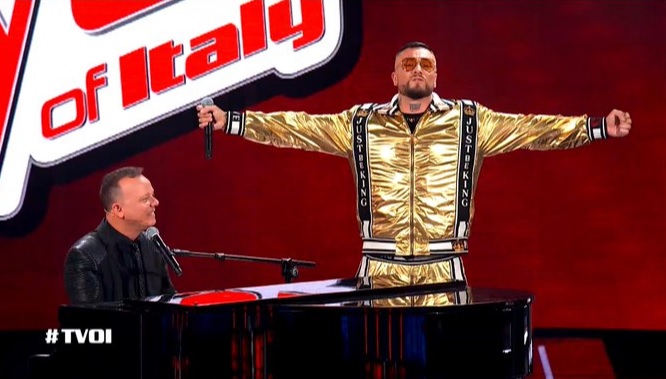 The Voice 2019: i 7 momenti da ricordare (e non) della quinta puntata. Via i vestiti che ormai puzzano! Gué Pequeno rappa «Non dirgli mai» di Gigi D’Alessio – Video