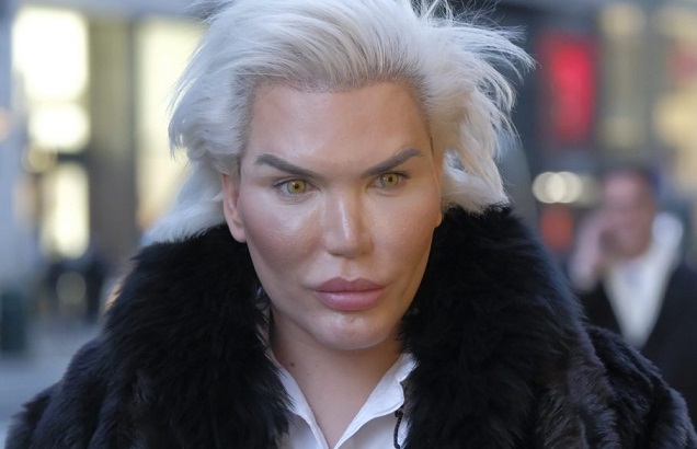 Ciao Darwin 8, nell’ultima puntata si sfidano gli Umani e i Mutanti. Claudia Ruggeri e Rodrigo Alves i capitani