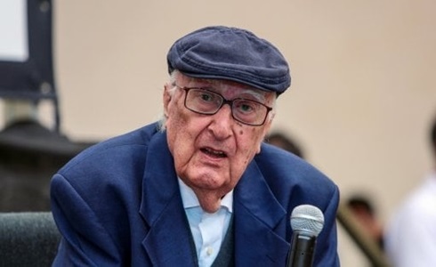 Andrea Camilleri, l’ultimo bollettino medico: «Ha una fibra forte ma le condizioni rimangono critiche»