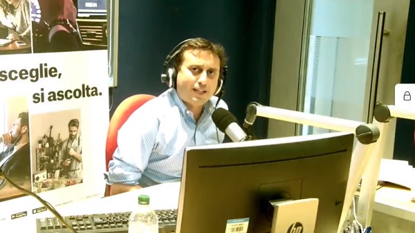 Scontro a La Zanzara, Mario Giordano dà dello «schifoso marchettaro, raccomandato di mer*a» a David Parenzo. Lui se ne va: «Ti querelo perché sei uno stron*o» – Video