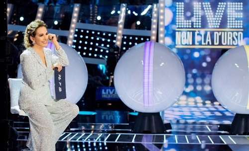 Live – Non è la D’Urso chiude il 19 giugno