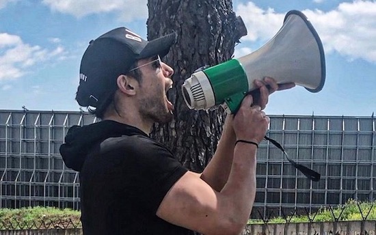 Luca Onestini contro Grande Fratello. Si piazza fuori dalla casa con un megafono per sostenere Gianmarco – Video