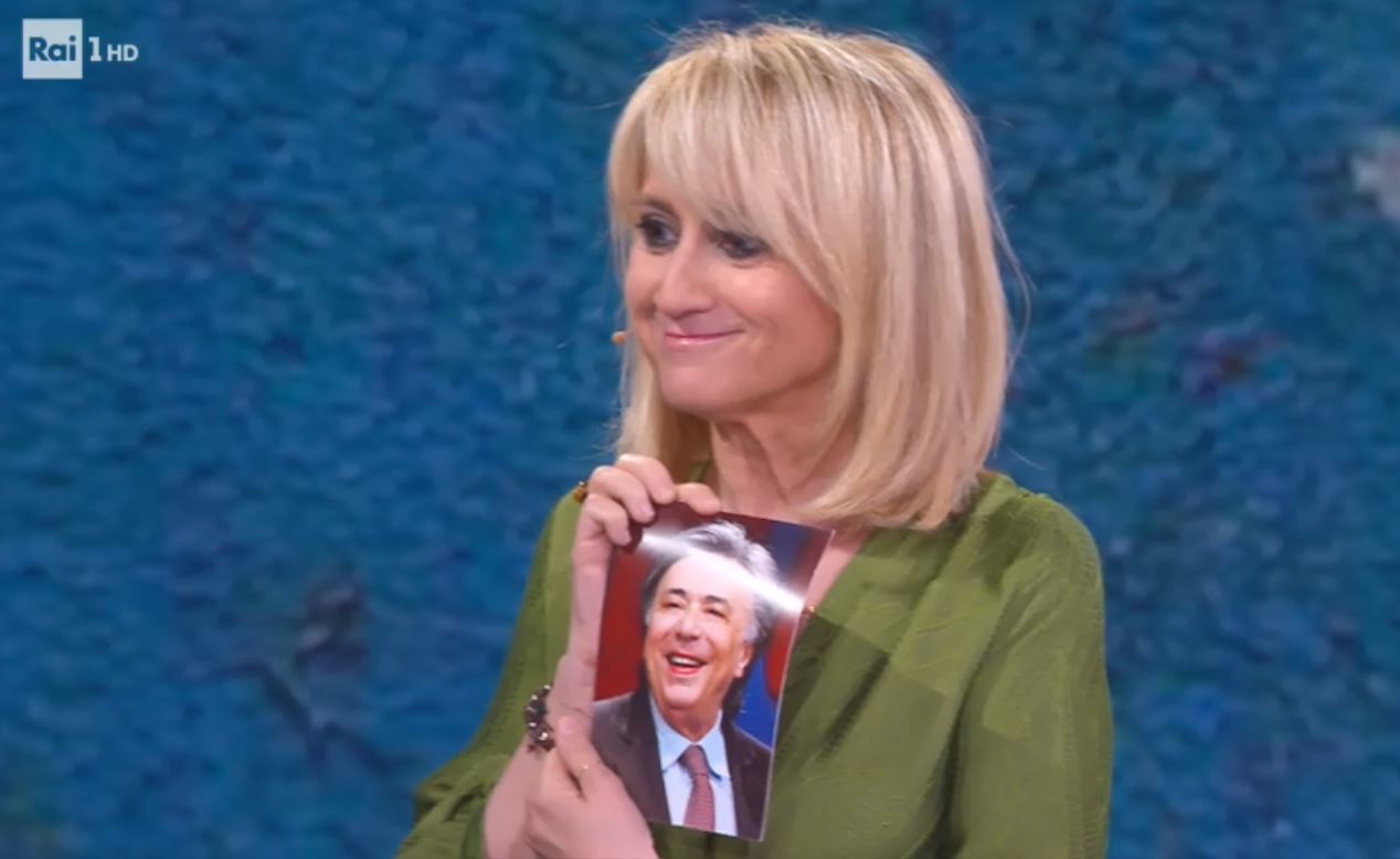 Luciana Littizzetto: «Fazio, per te Rai1 finisce qui». E bacia la foto di Freccero