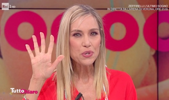 Tuttochiaro, gaffe di Monica Marangoni: «Dobbiamo dare subito la linea al TG5» – Video