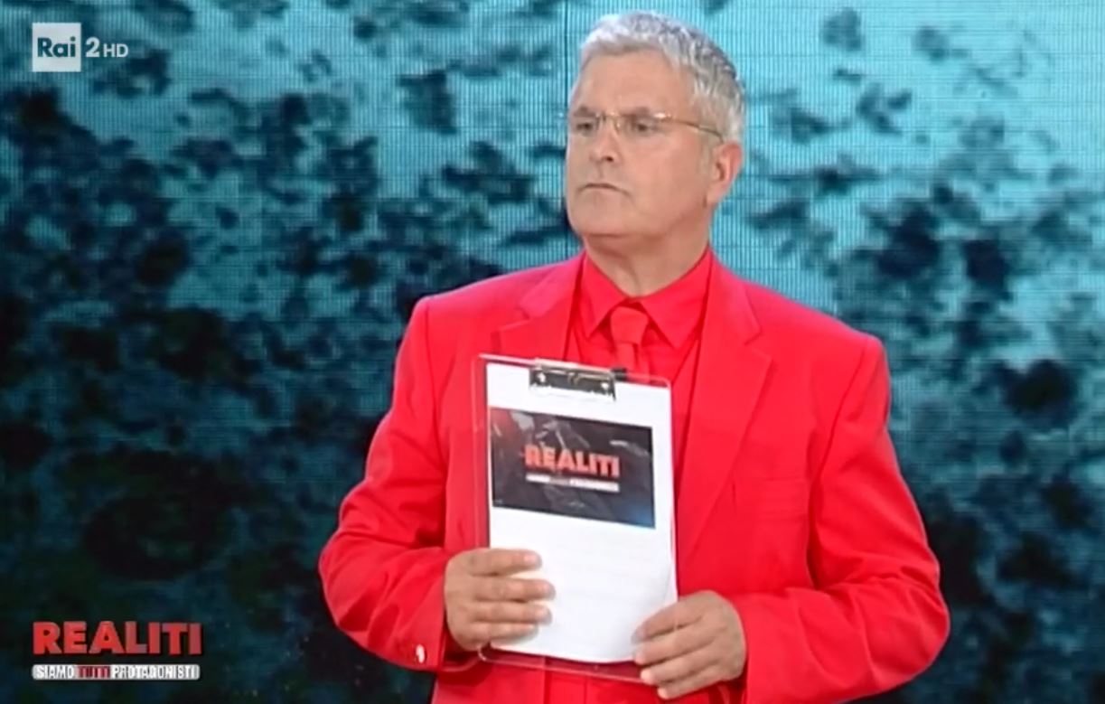 Realiti, Enrico Lucci rischia tra parodia e déjà vu