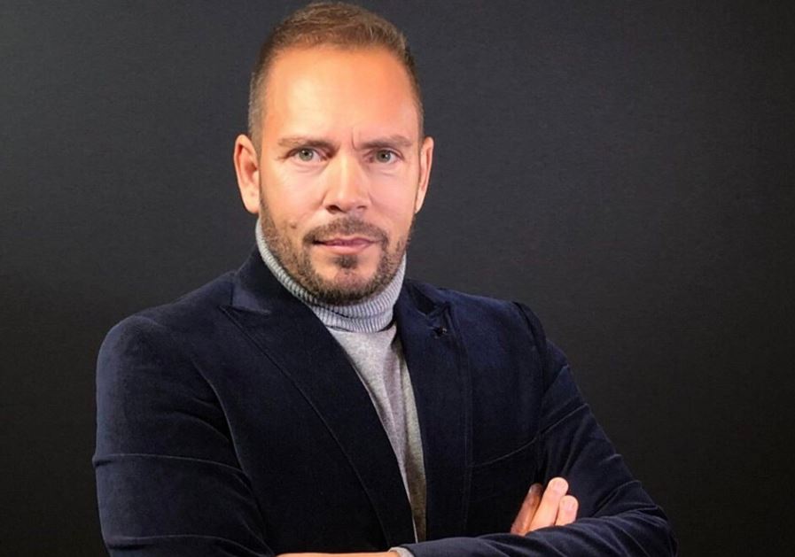 Rewind: Alex Raco ipnotizza (vip e non) in prime time su Rai2