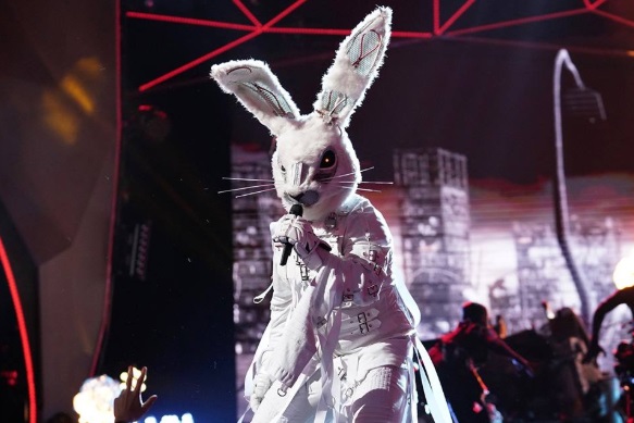 The Masked Singer: Milly Carlucci porta su Rai 1 il ‘misterioso’ talent canoro