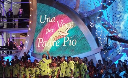 Una Voce per Padre Pio festeggia 20 anni con Flavio Insinna, Al Bano e Romina, Lino Banfi e Gloria Guida