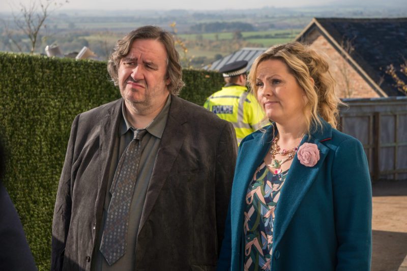 Shakespeare e Hathaway: nel pomeriggio domenicale di Rai 2 arriva una commedia drammatica