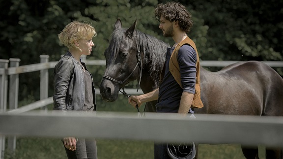 Spirito Libero: l’amicizia tra Alexandra e il cavallo Dicembre nel nuovo dramma austriaco di Canale 5