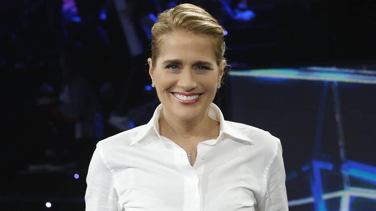 Heather Parisi di nuovo contro la Cuccarini: «Cercasi disperatamente ascolti per ballerine sovraniste»