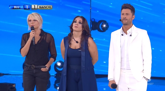 Amici Celebrities, Maria De Filippi silura il polemico Bisciglia: «Se accusi la produzione, io difendo le persone che lavorano qui. Filippo litighiamo eh!»