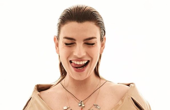 Emma annuncia: «Mi devo fermare per un problema di salute». Maria De Filippi: «Non avere paura perché sei fortissima»