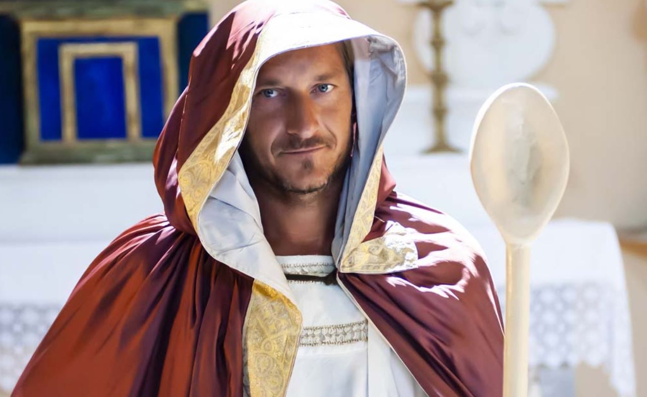 Romolo + Giuly 2: Francesco Totti diventa santo nello spot web della serie tv – Video