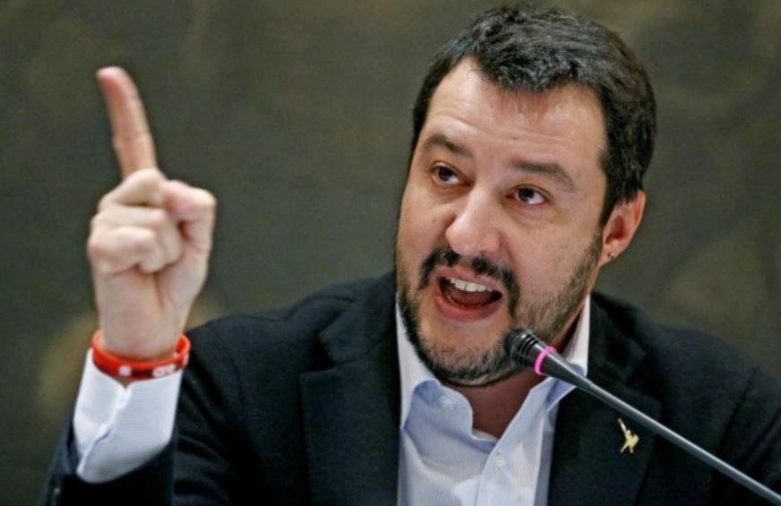Offese sul web, Salvini querela il giornalista Rai. Viale Mazzini corre ai ripari: codice sull’uso dei social