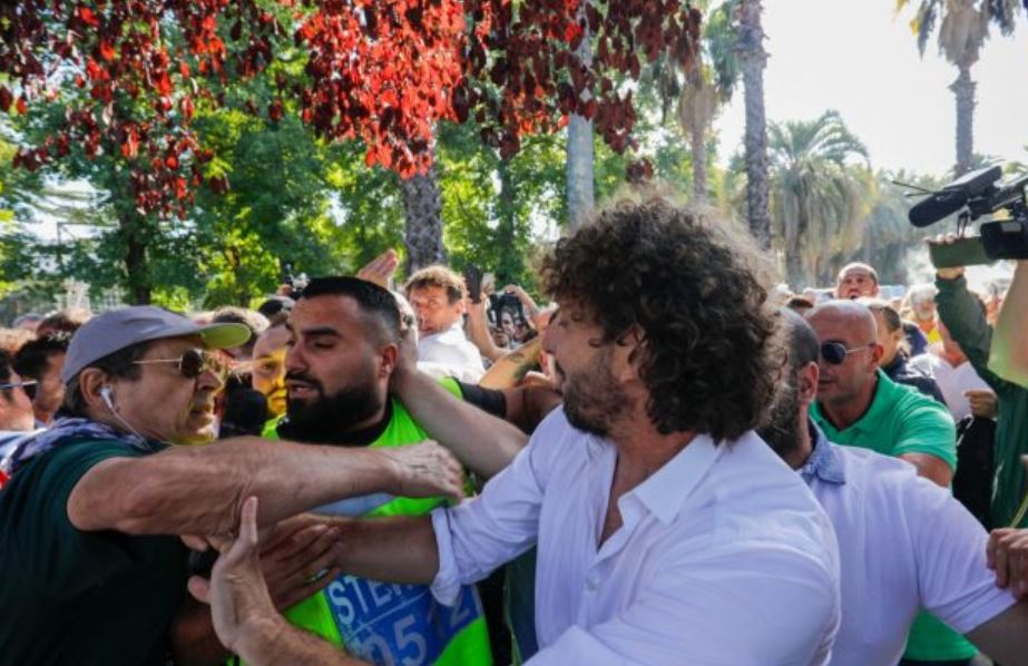 Le Iene, Filippo Roma aggredito al raduno M5S. «Sono impazziti, volevano linciarmi»