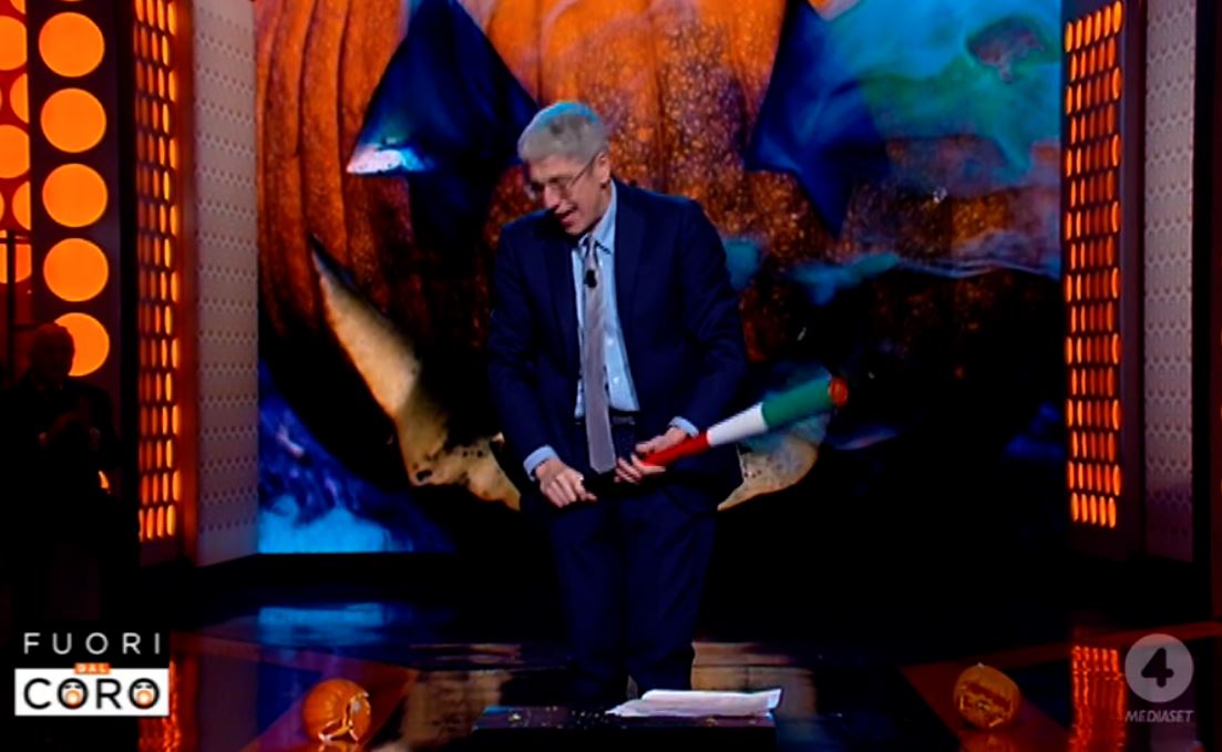 Fuori dal Coro: Mario Giordano prende a mazzate le zucche di Halloween. «Non lo voglio festeggiare» – Video