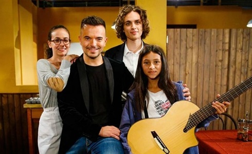 Un Posto al Sole, anticipazioni: il cantante neomelodico Andrea Sannino guest star per una puntata