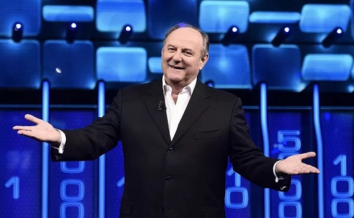 Gerry Scotti percula Scheri (direttore di Canale 5): «Nei comunicati sbianchetta programmi e conduttori dicendo sempre le stesse cose»