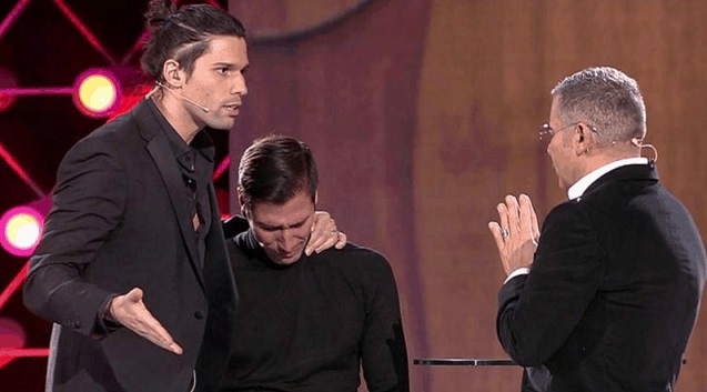 Gran Hermano Vip: Gianmarco Onestini piange per amore. Luca vs il conduttore: «Non vedete come sta, porca p*ttana?» – Video