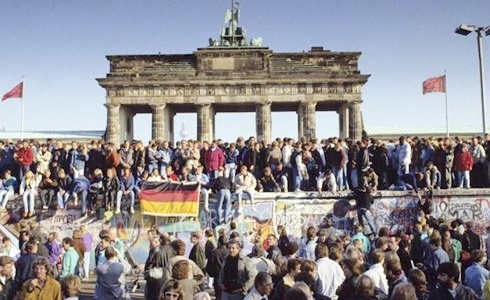 Programmi TV di stasera, venerdì 8 novembre 2019. Su Rai3 «1989 – Cronache dal Muro di Berlino»