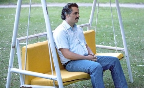 Programmi TV di stasera, sabato 16 novembre 2019. Su Rai4 in 1^Tv Free la prima stagione di «Narcos»