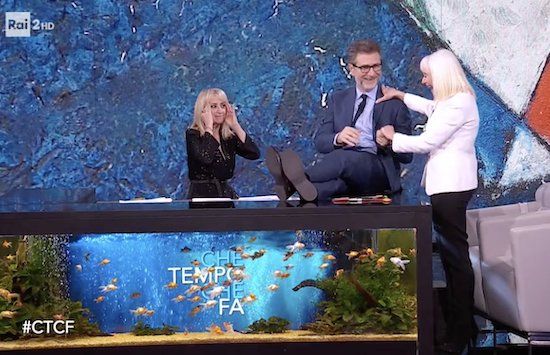 Che Tempo Che Fa, Fazio ironizza con la Carrà sulla concorrenza: «Se vuoi ti faccio vedere cosa c’è su Rai1 la domenica sera» – Video