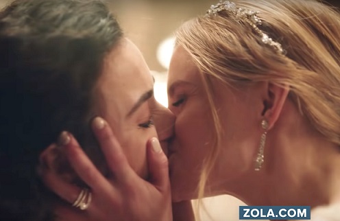 Hallmark Channel cancella lo spot con bacio lesbo. Promuoveva uno stile di vita peccaminoso secondo una petizione – Video