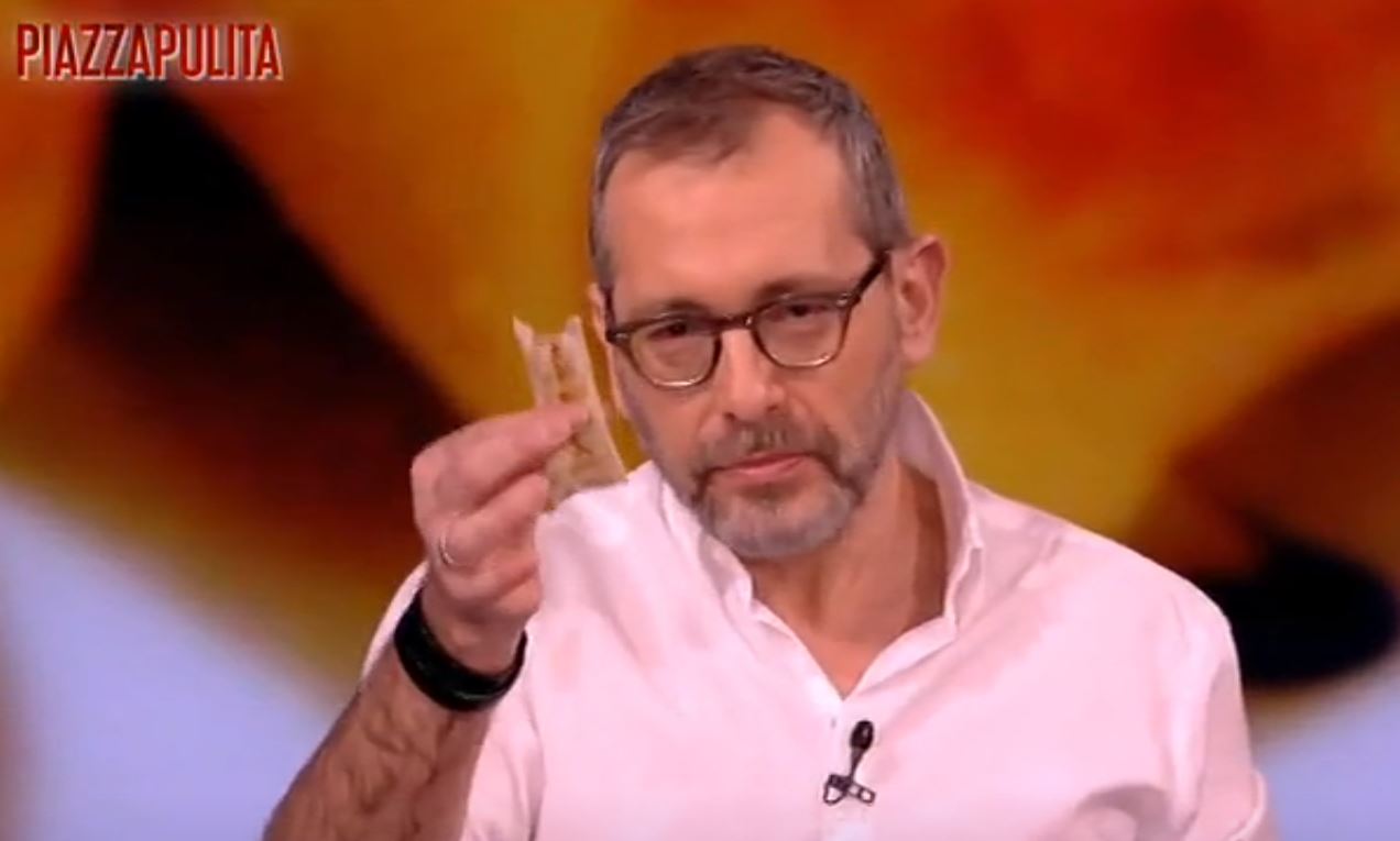 Corrado Formigli mangia gli involtini cinesi in diretta: «Tranquilli, il virus non viene da qui» – Video