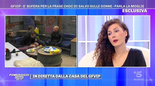 Grande Fratello Vip, la moglie di Salvo a Pomeriggio Cinque: «Mio marito non è la persona che viene descritta. Ha estremizzato un concetto attraverso delle metafore» – Video
