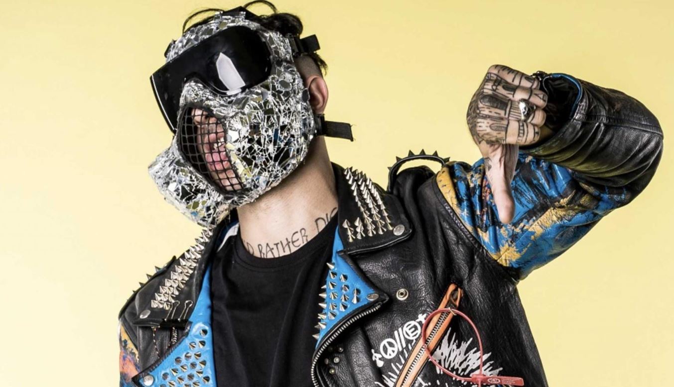 Sanremo 2020, polemica sul rapper Junior Cally. «Testi pieni di violenza, sessismo e misoginia». Interviene Foa: «Scelta inaccettabile»