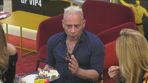 Grande Fratello Vip 2020, Salvo shock: «(Elisa) si merita due schiaffi che le devi spezzare la colonna vertebrale. E’ da maciullarla, dai» – Video