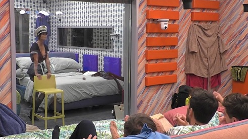 GF Vip, le donne fanno burlesque. Zequila su Paola: «Non esiste che non si spogli». Il fidanzato Fede sui social: «Mentalità microcefalica ed ignorante. Ti commenti da solo, Er Mutanda»