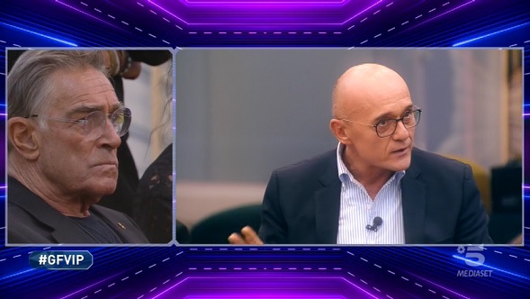 Grande Fratello Vip: Alfonso Signorini parla ai concorrenti del Coronavirus – Video