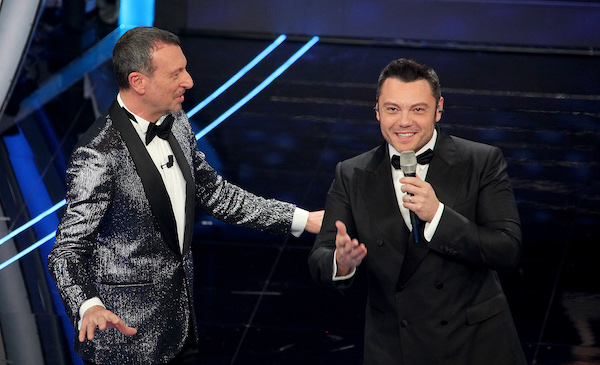 Sanremo 2020, Tiziano Ferro scatena la polemica: «Niente, anche stasera sono stato posizionato in scaletta dopo la mezzanotte»
