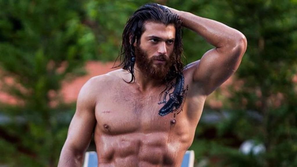 Live – Non è la D’Urso: Can Yaman ospite in studio con cento fan al seguito