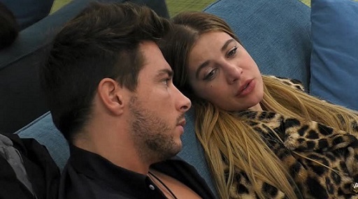 Grande Fratello Vip, Clizia si sente in colpa per aver baciato Paolo: «Ho una ‘frequentazione’ fuori… mi sta venendo un po’ d’ansia»