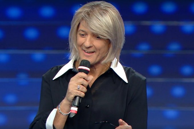 Sanremo 2020, Fiorello si traveste da Maria De Filippi (che chiama in diretta)